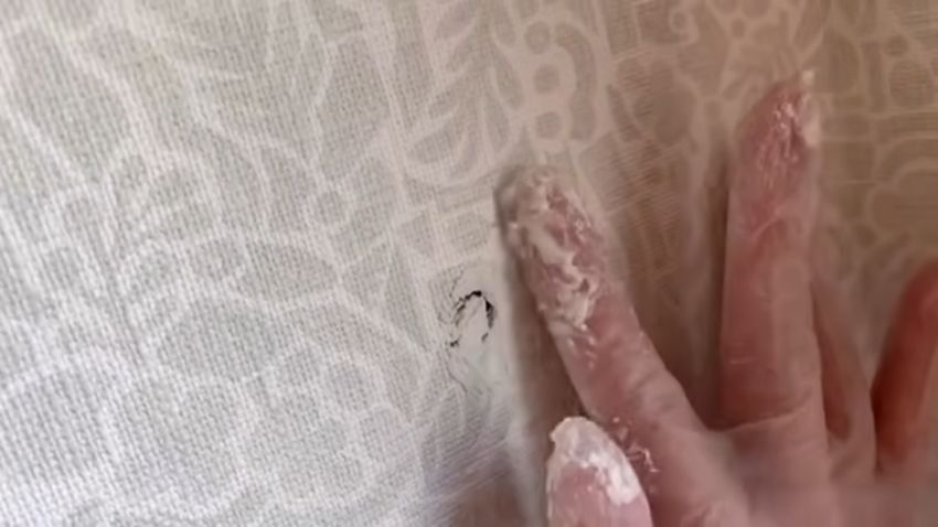 セメントを壁に塗り込む様子