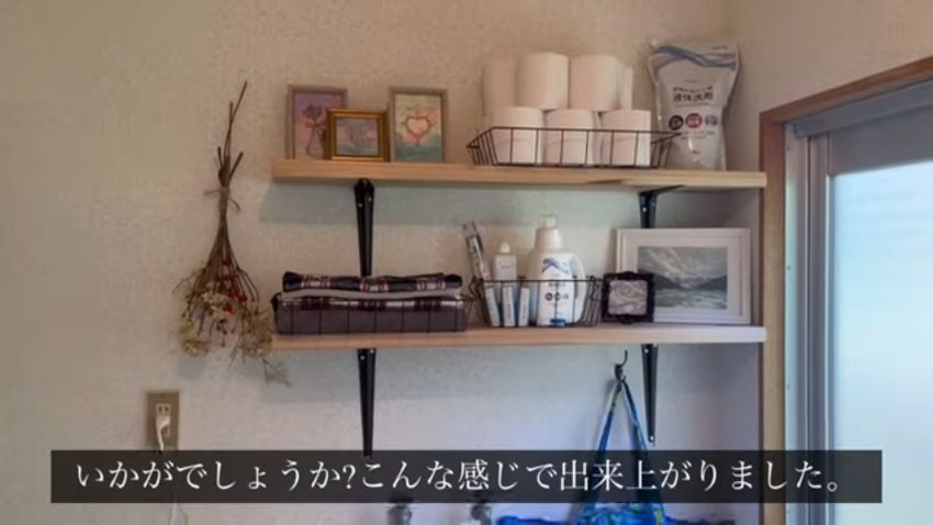 消耗品を置き、飾り付けた自作の棚