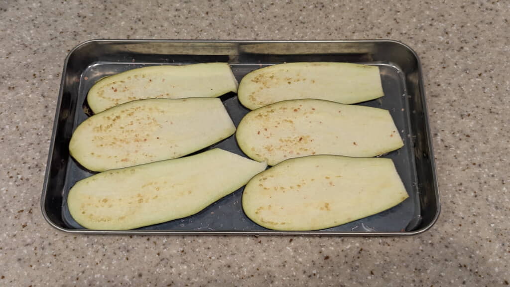 ナスを薄く切って塩を振っておく