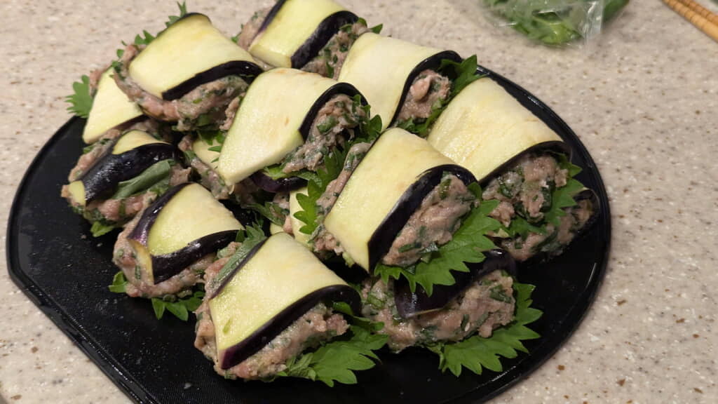 しんなりしたナスで肉ダネを包む