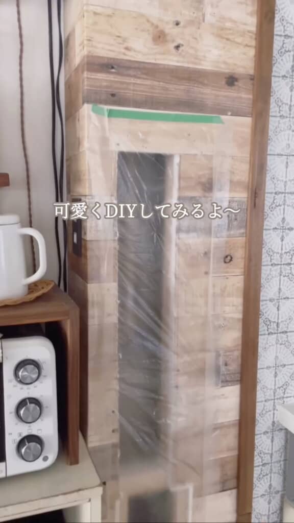 壁に大きく空いた穴を……