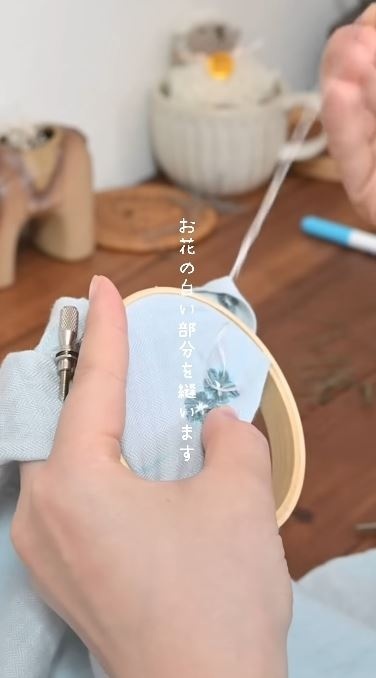 刺しゅうする様子