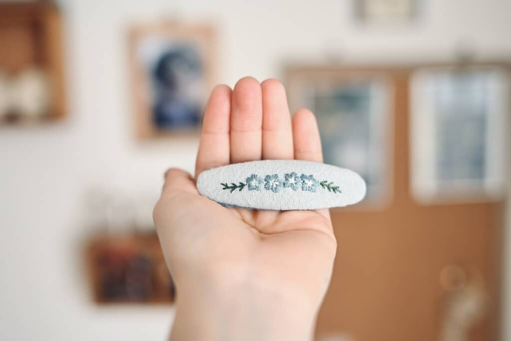 同じ刺しゅうもヘアピンも制作