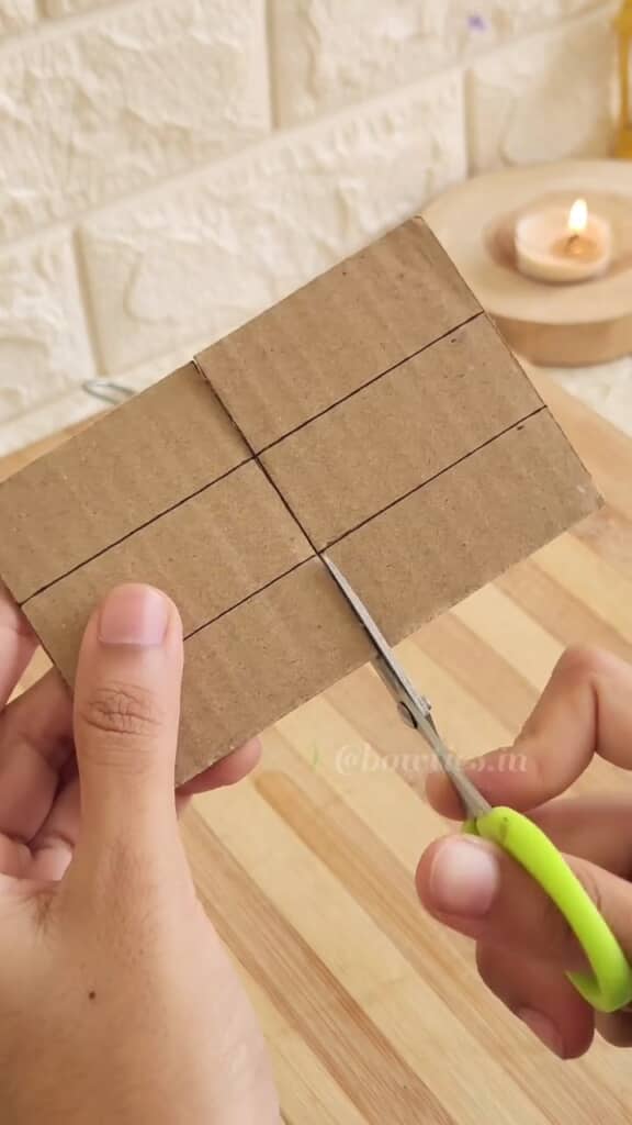 Excelのセルみたいに等分したら、中心線の両端にハサミを入れる