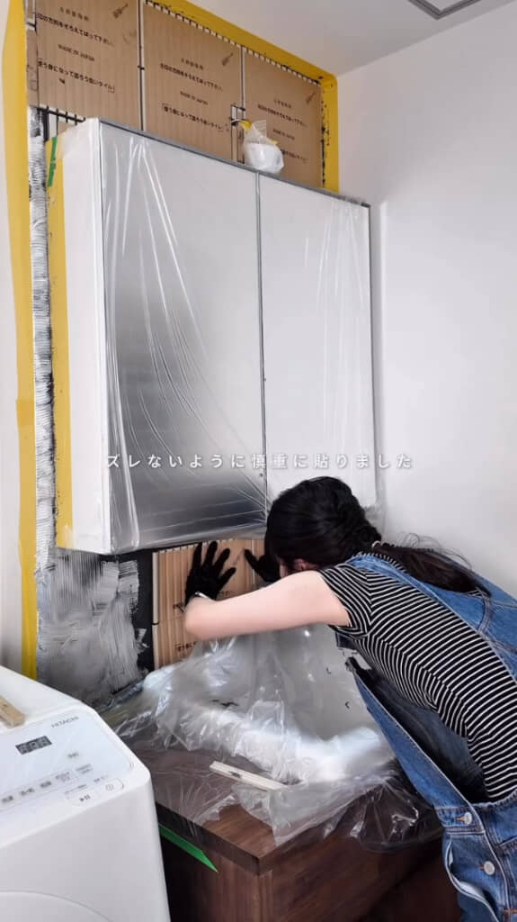 タイルがズレないように慎重に