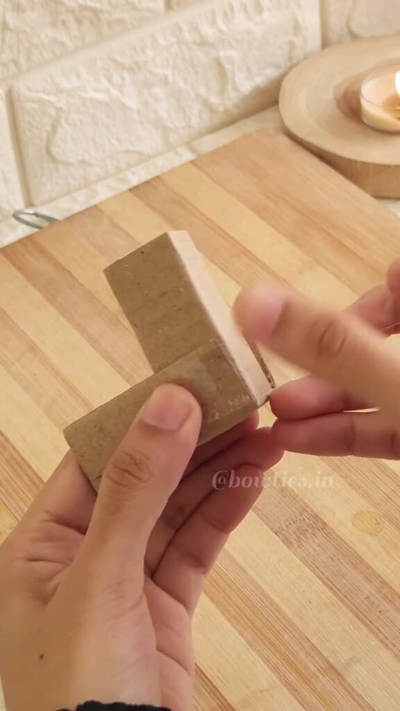 L字型にできたらテープで留めます