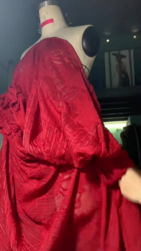 赤い布のドレスをトルソーに着せたところ