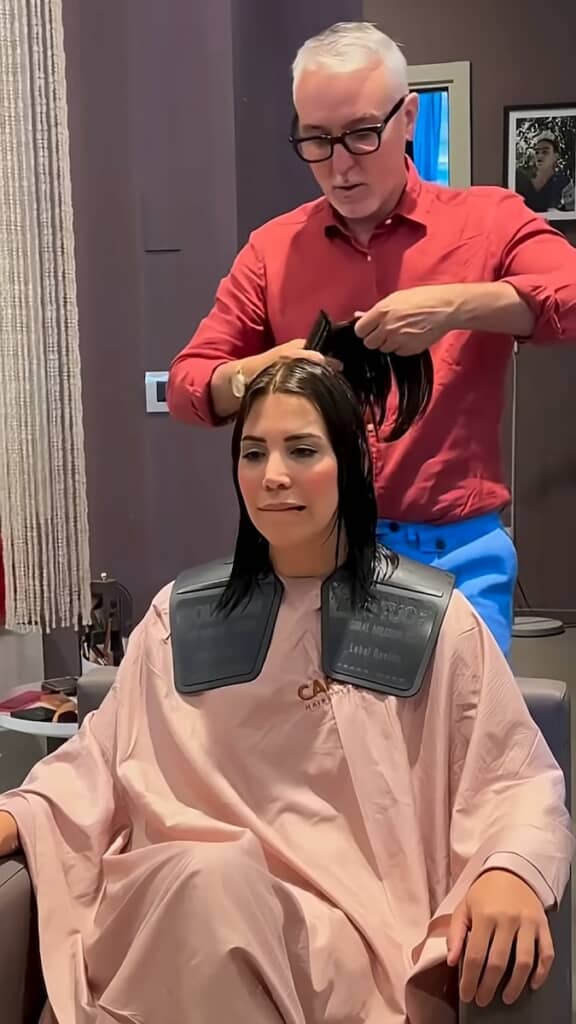 しかめっ面の女性（ビフォー）