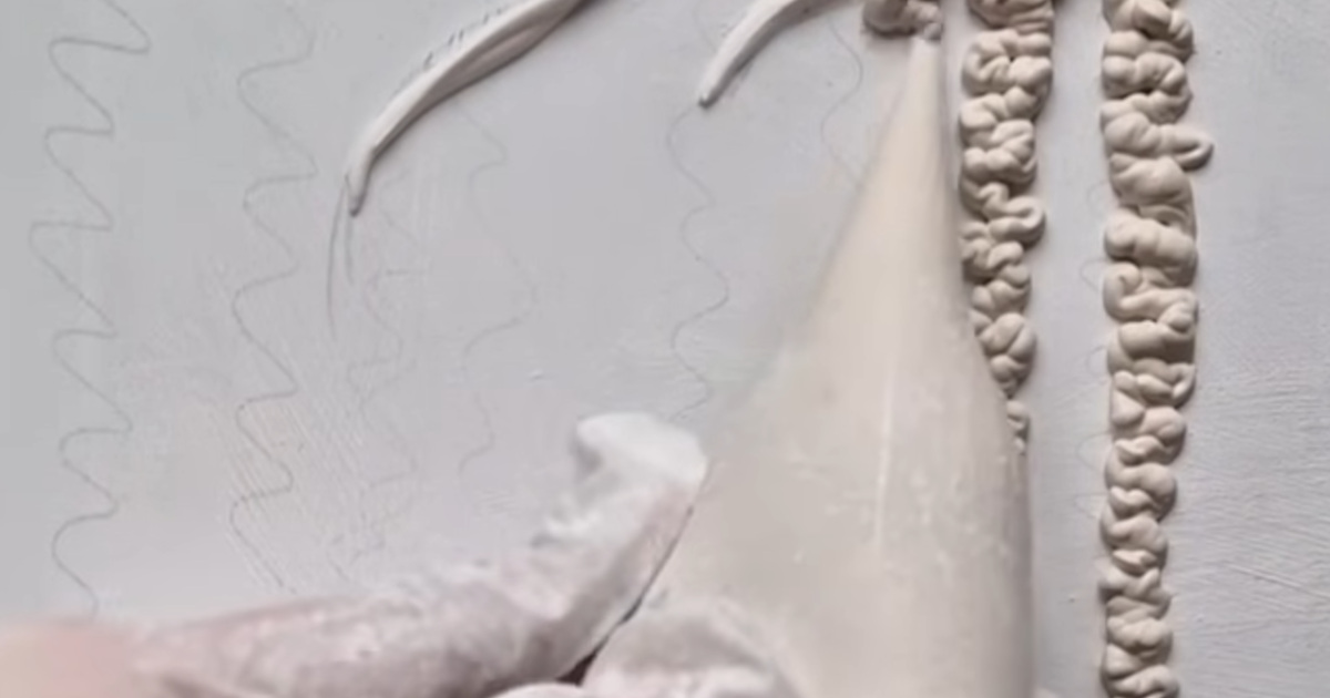 真っ白に塗ったボード、デコレーションケーキのようにパテを絞っていくと……　幻想的すぎる完成品に「わぁぁぁぁ」「おとぎ話みたい」【海外】（1/3） | カルチャー・アート ねとらぼ