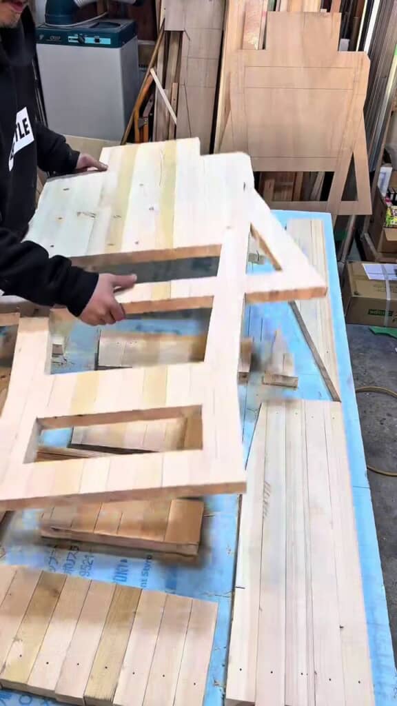 余った木材を接合して作ったカートのフレーム