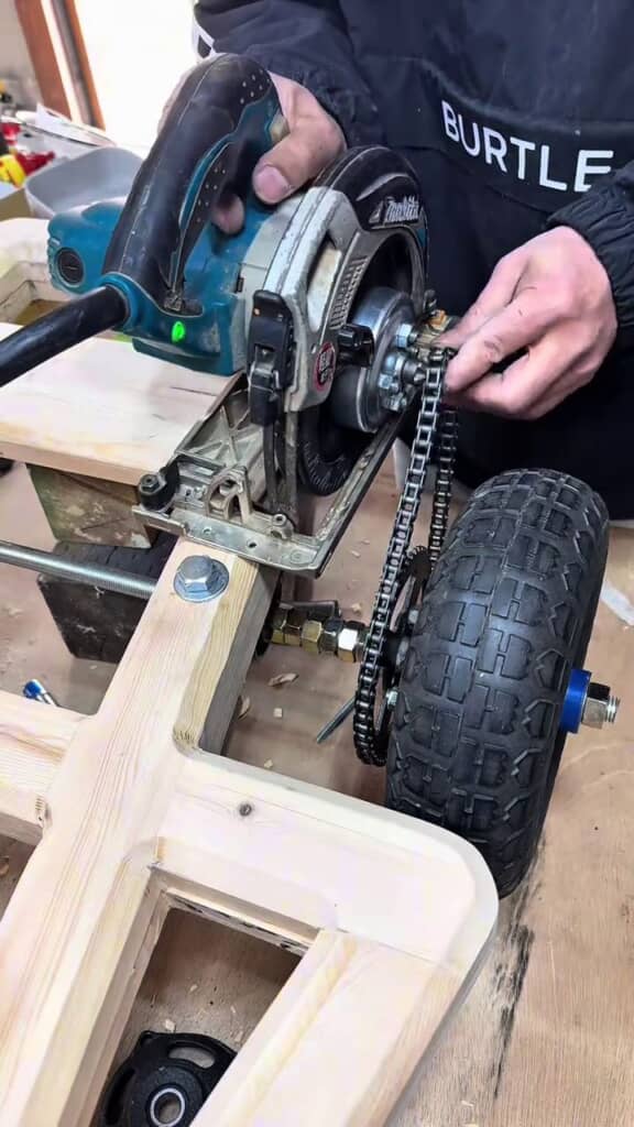 チェーンで丸ノコの動力を後輪に伝える