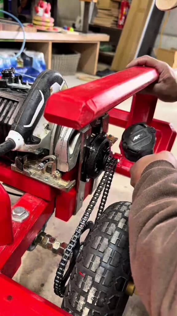 チェーン部分を覆い隠すカバー