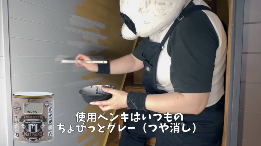 階段の左右の壁を塗っていく