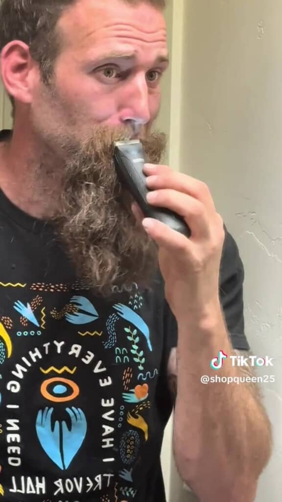 口髭をそる男性