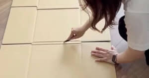 段ボールをカッターでカットする画像