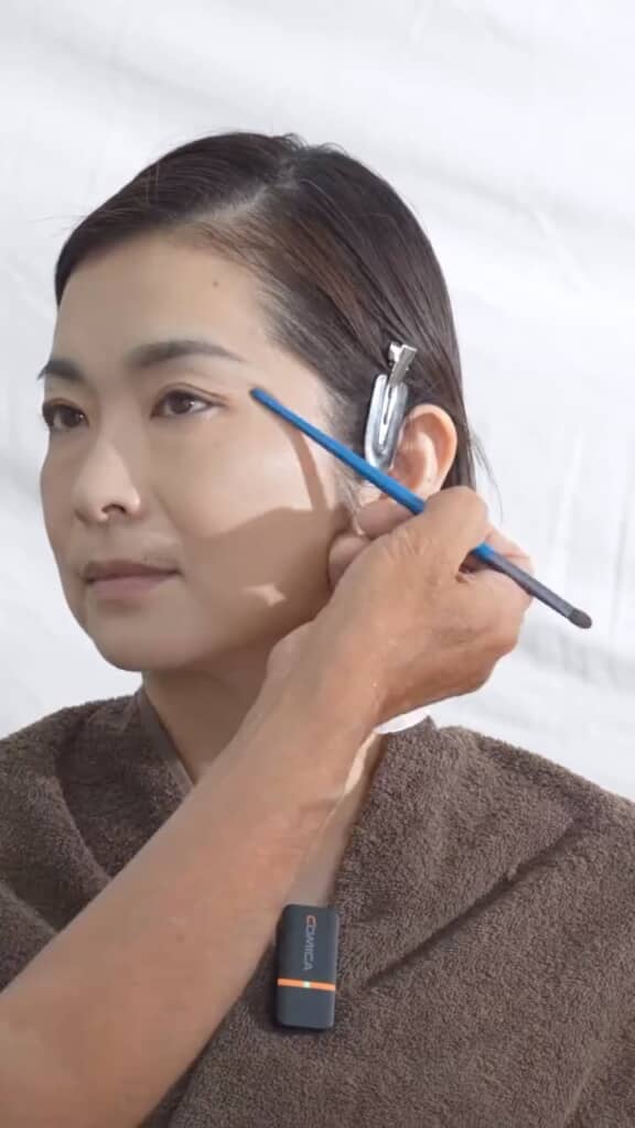 アイメイクを施す