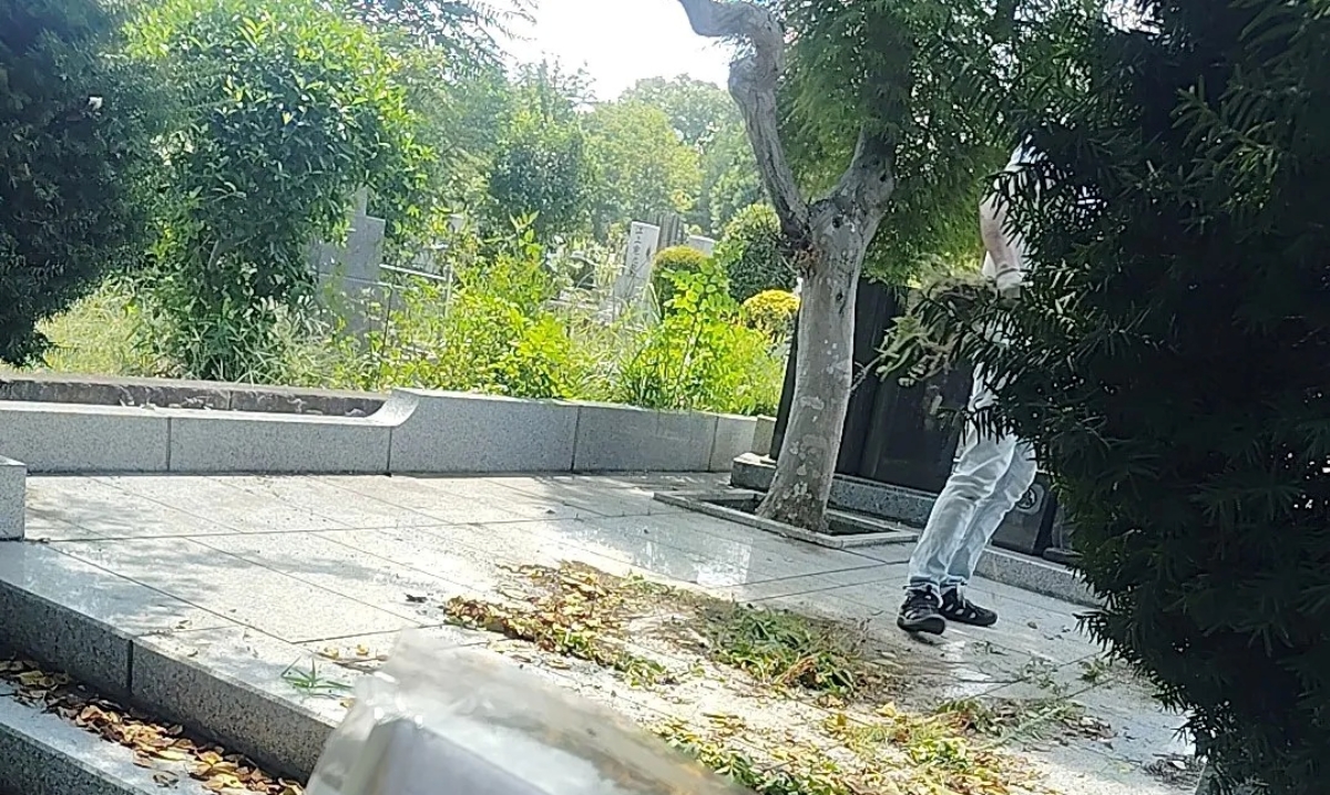 お墓参りに来た夫婦、夫が買った掃除道具を見てみると……「戦闘能力低すぎ」→まさかのアイテムに「うわー」「何時間かかんねん」（1/3） | ライフスタイル ねとらぼ