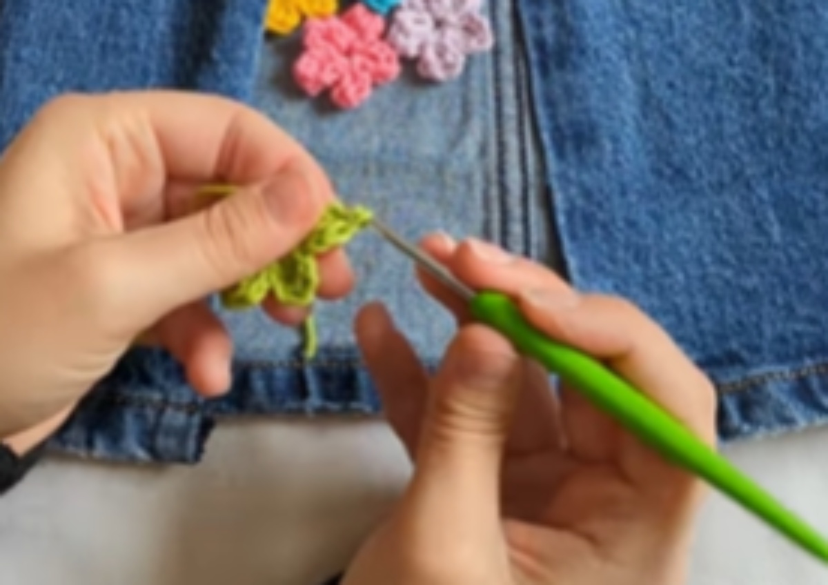 かぎ針で小花をたっぷり編んで、ありふれたデニムに縫い付けると……「うわーっ！」　印象ガラリの大胆リメイクが1100万再生突破【海外】（1/3） | ライフハック ねとらぼ