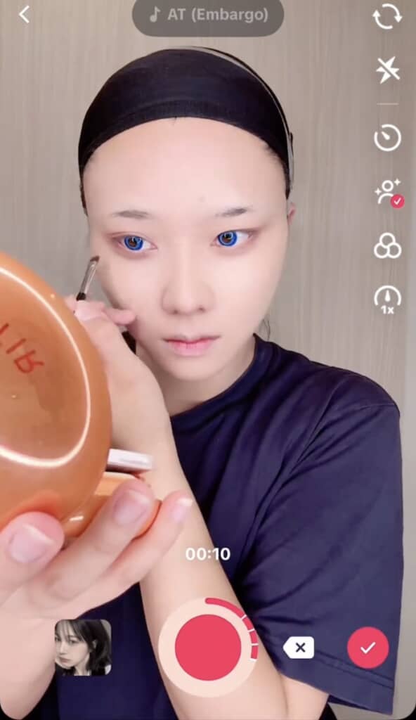 ていねいにアイラインを描きます