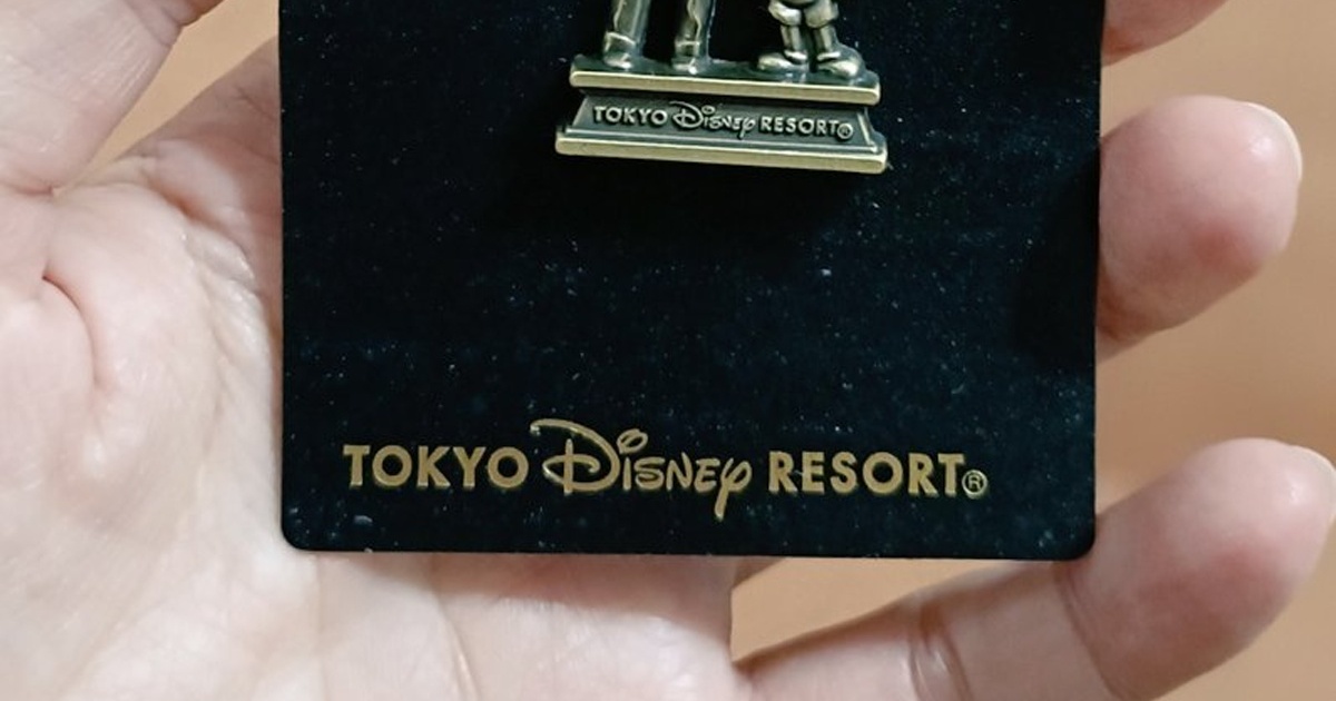 再販されたピンバッジをトートバッグと組み合わせると……「て、てんさいさんですか…？」　ディズニーファン感動のアイデアに「セット売りするべきでは」（1/3） | ライフスタイル ねとらぼ