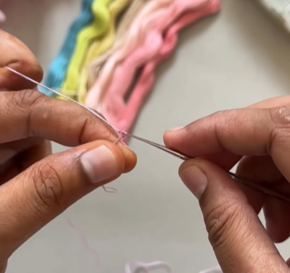 激細かぎ針で刺しゅう糸をコツコツ編み、ずらっと並べると……「わぁあっ！」　メルヘンチックな完成品へ「すごい忍耐力」「妖精さんみたい」【海外】（1/3） | ライフスタイル ねとらぼ