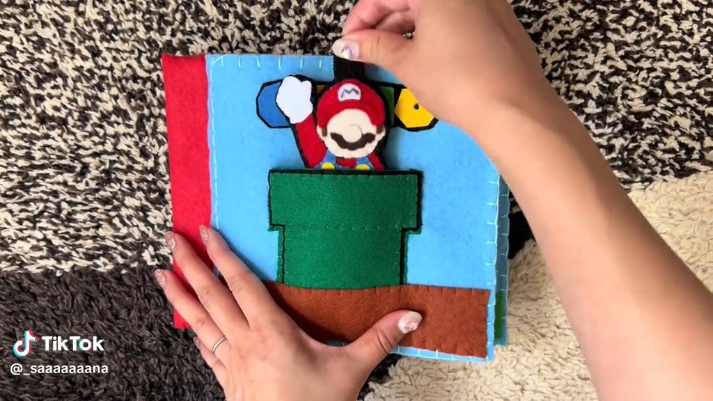 マリオがひょっこり登場。表紙からもう楽しい