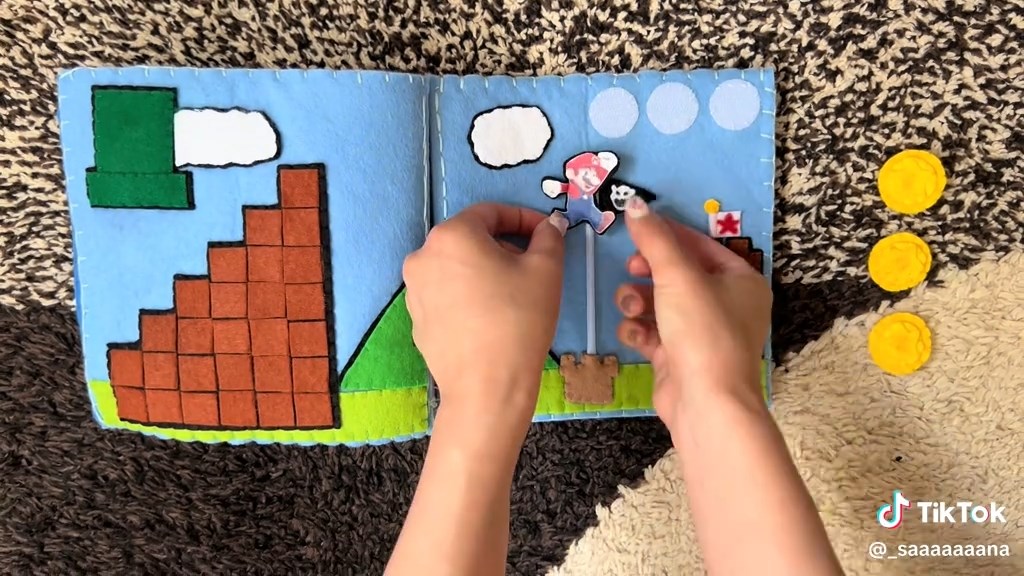 てっぺんに飛びついてゴールイン。集めたスターコインを貼るスペースも設けられています