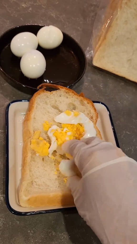 ゆでたまごを手でつぶす