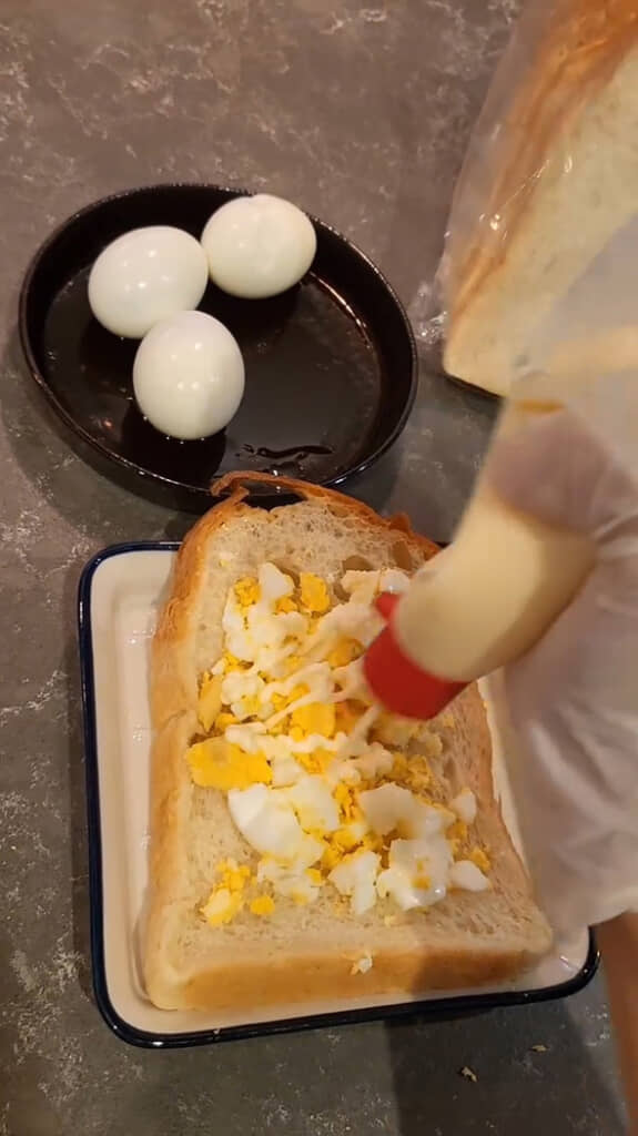 マヨネーズで味付けする