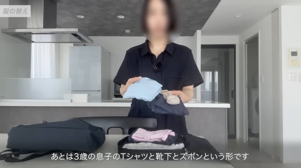 圧縮ポーチには子どもたちと自身の着替え
