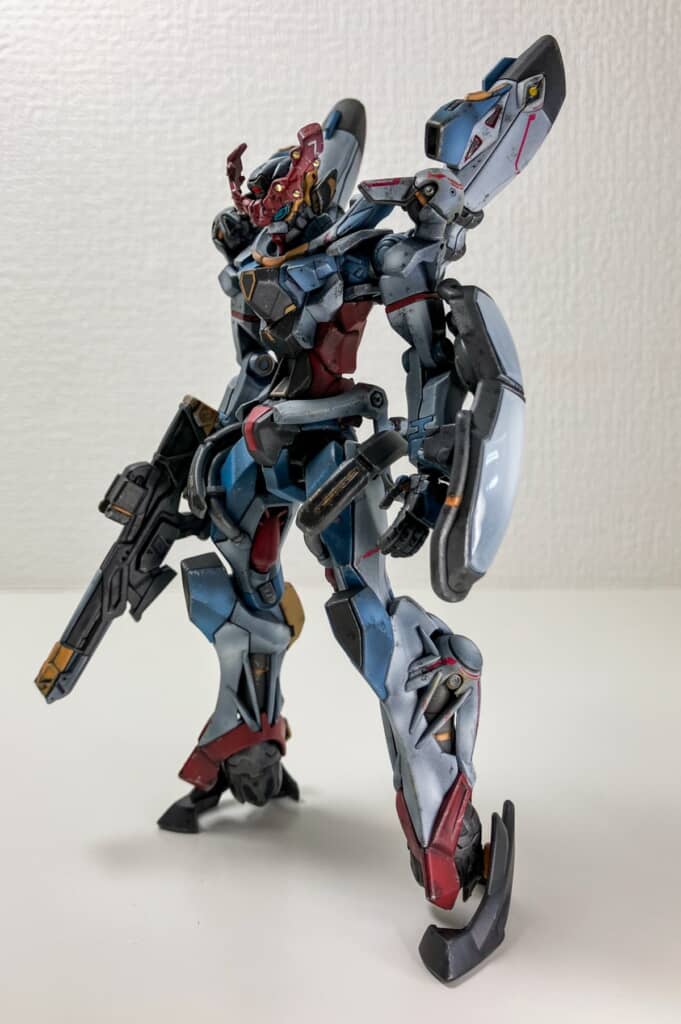 キービジュアルに寄せた塗装のジークアクスのプラモデル