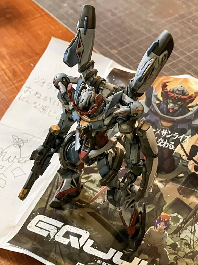 息子の友人から送られてきた手紙と塗装したジークアクスのプラモデル