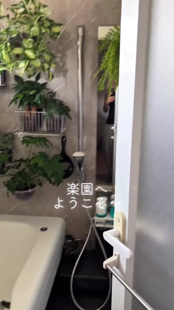 バスルームの扉を開けると……