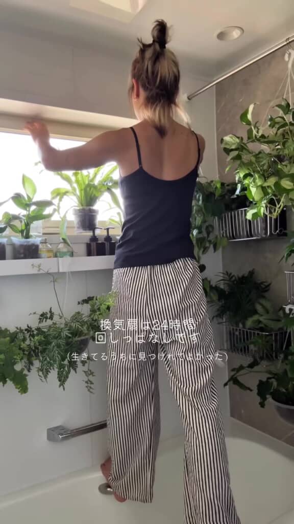 グリーンに囲まれたすてきなバスルーム