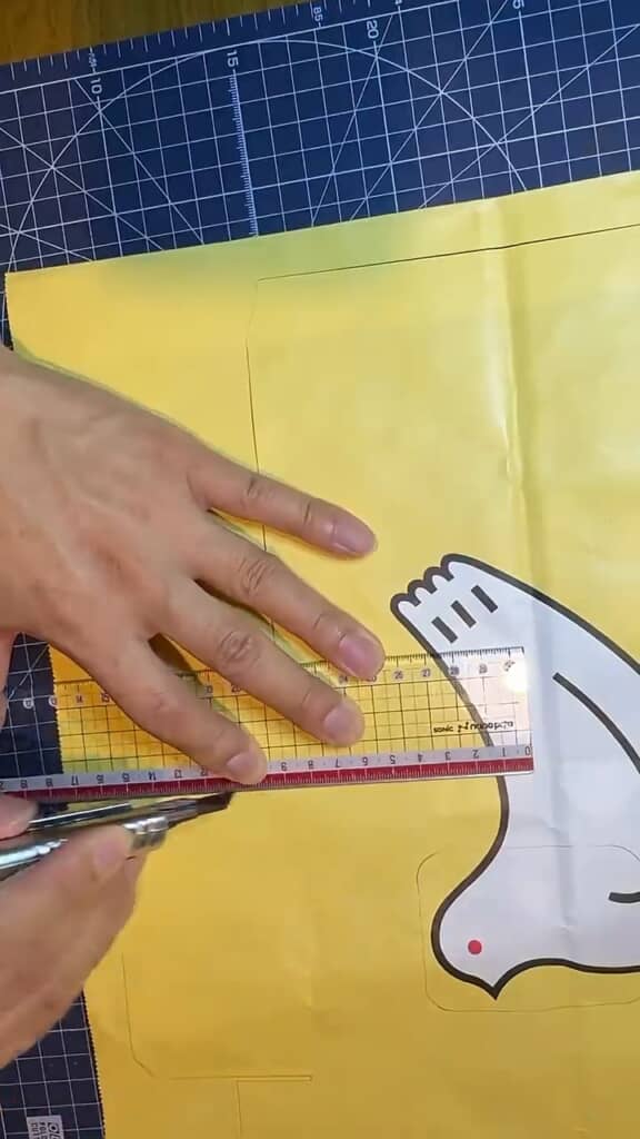 ティッシュケースの形にカット