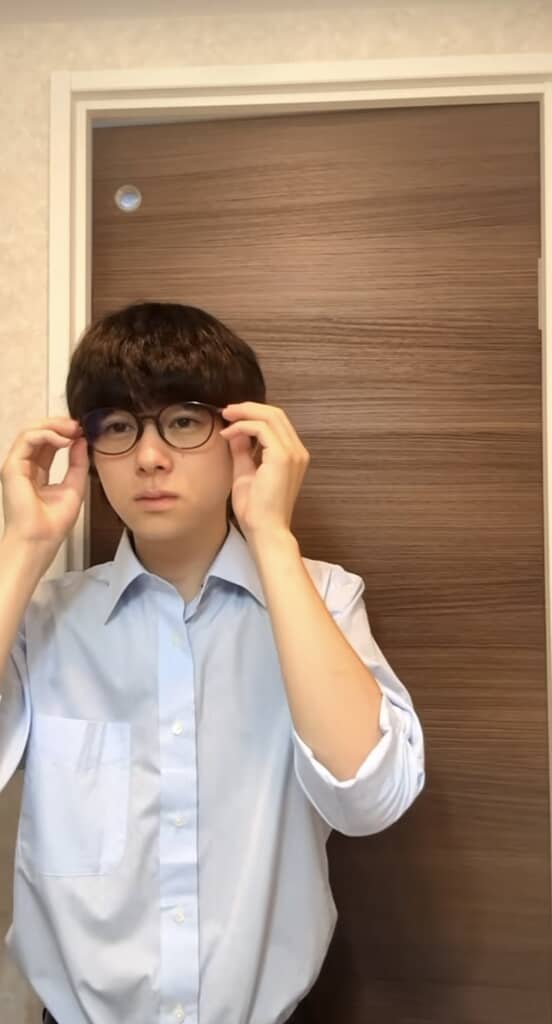 黒髪の男性がメガネをかけている
