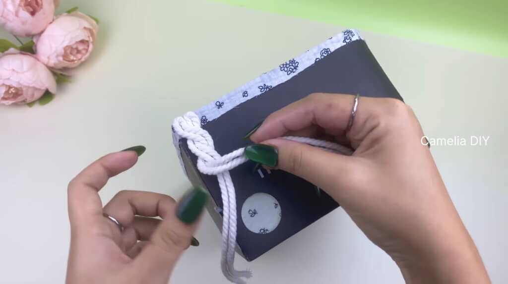 ロープを編みながら接着していく