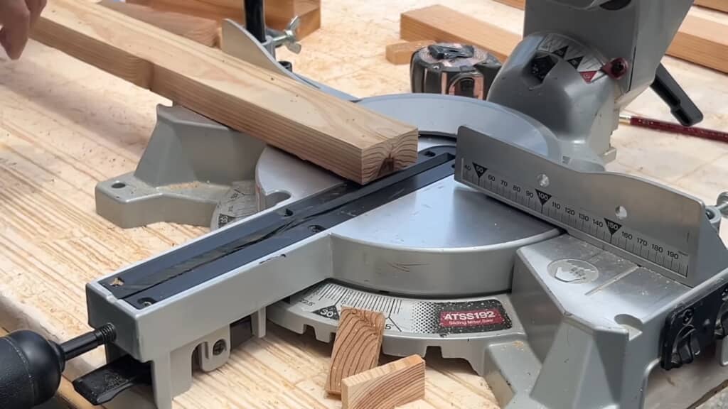 木材をカットする