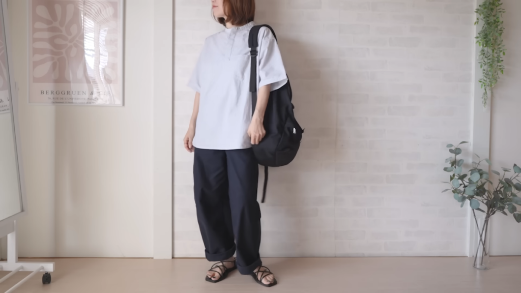 ストライプシャツ×ネイビーパンツでアクティブコーデ