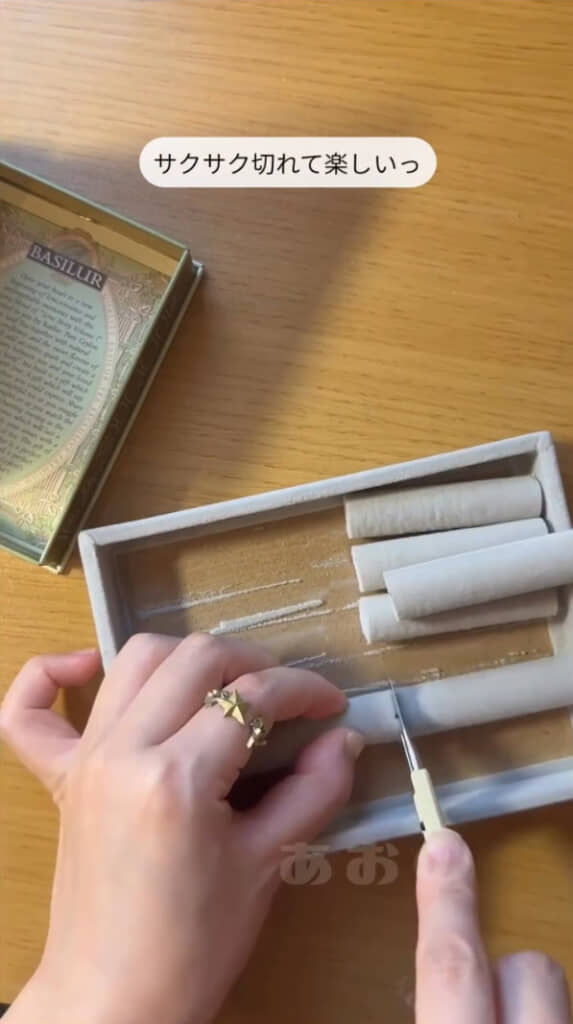 アクセサリートレイのスポンジを空き缶の幅に合わせてカット