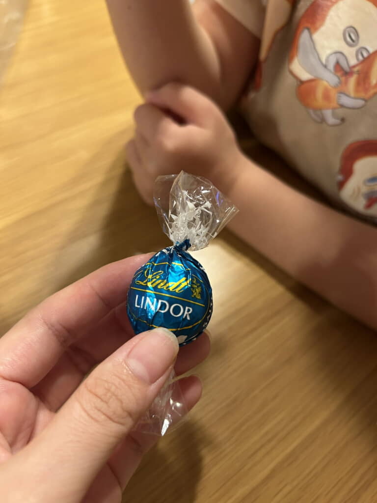 お小遣いの使い道は1粒のチョコレート