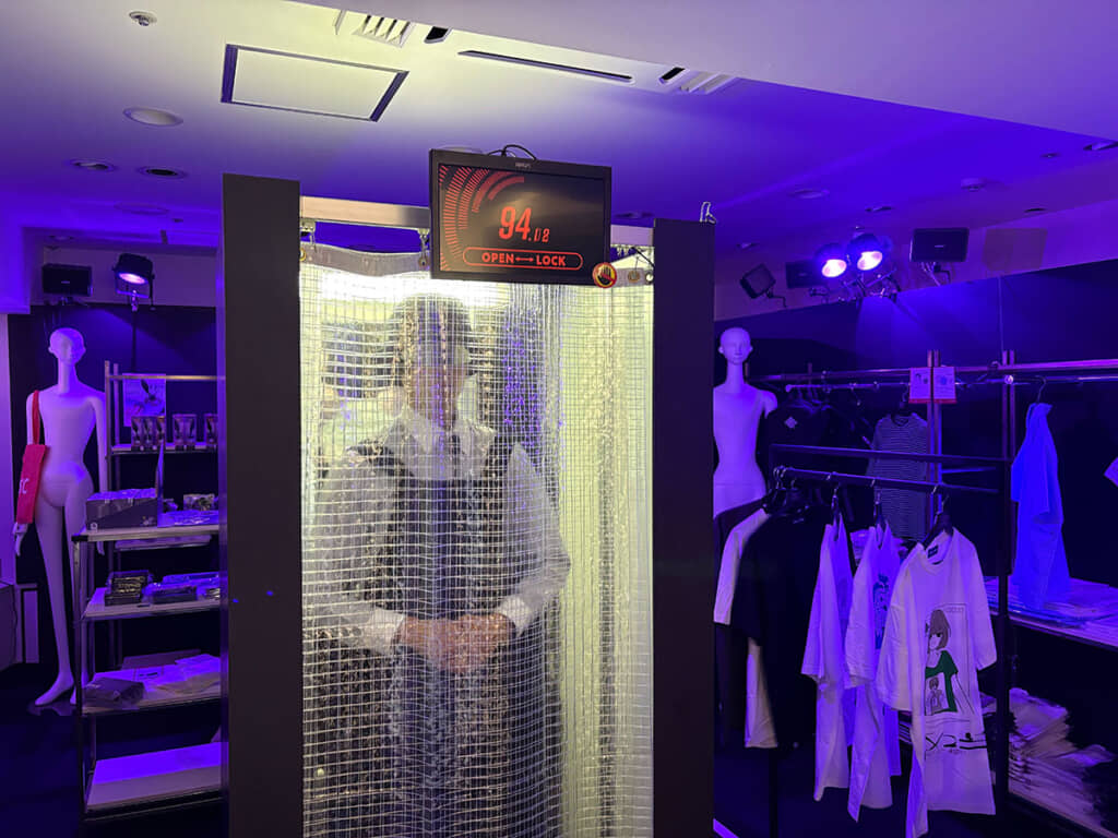 閉じ込められている店員