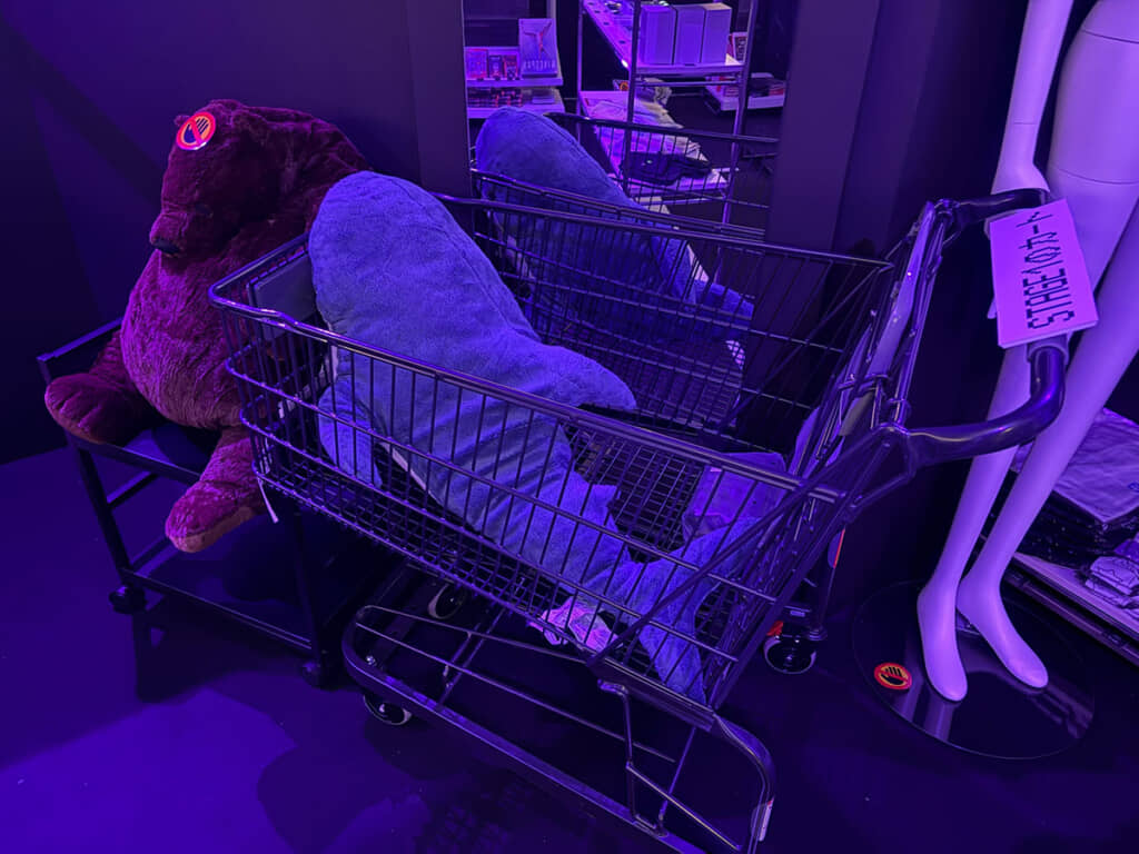 カートに入れられたサメ