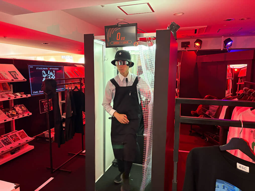 解放される店員