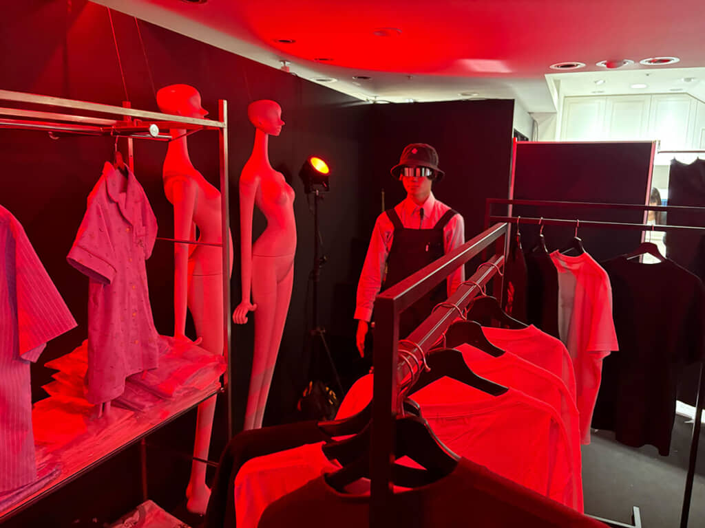 店内を練り歩く店員