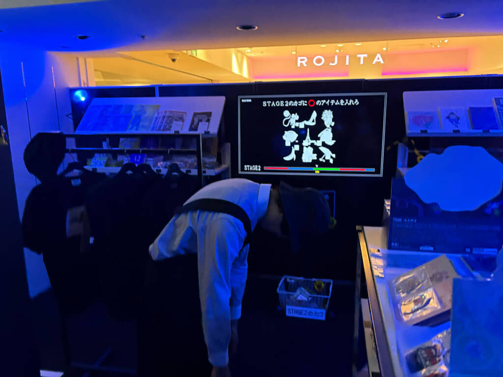 青の照明の中でフリーズしている店員