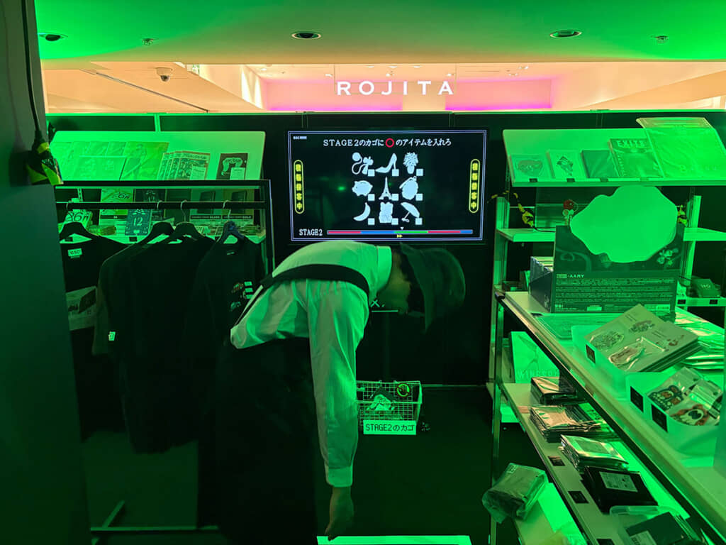 緑の照明の中でフリーズしている店員