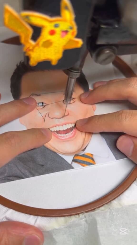 見本の輪郭をなぞるように縫う