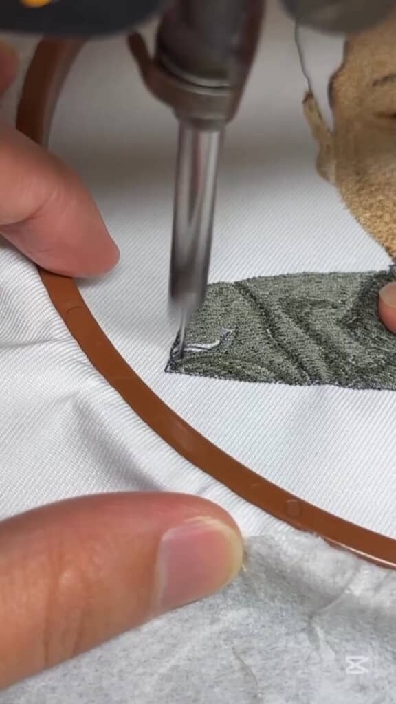 スーツのしわまで細かく刺しゅう