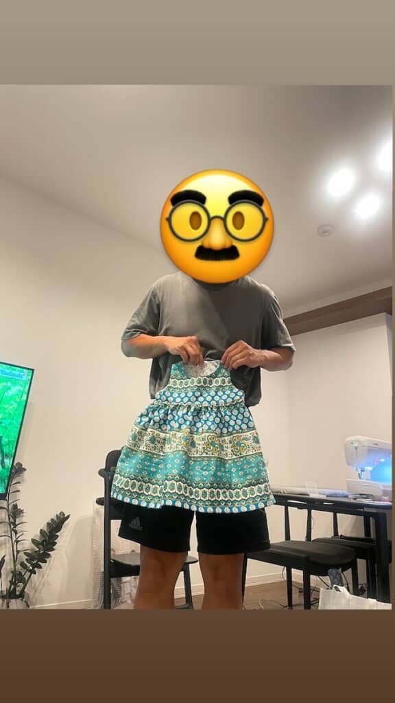 手作りワンピースを手にするパパ